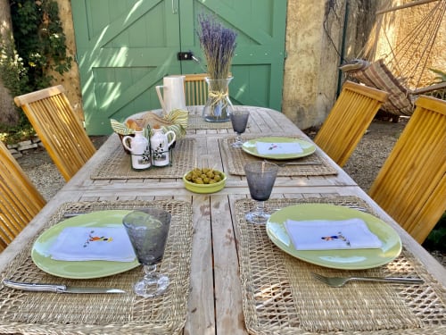 table de terrasse prête pour le repas