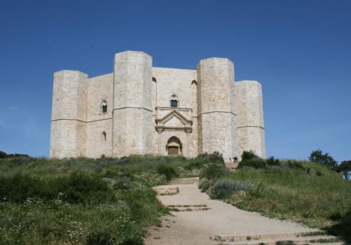 Castel del Monte, l'iconica fortezza medievale vicino a Bari - meta turistica storica per soggiorni a Bari
