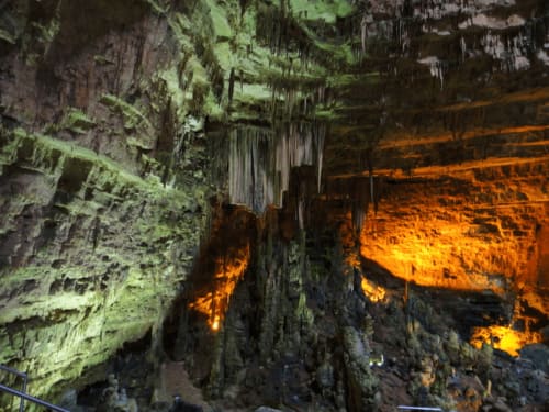 Stalattiti illuminate e formazioni minerali in grotta, meta turistica di Bari