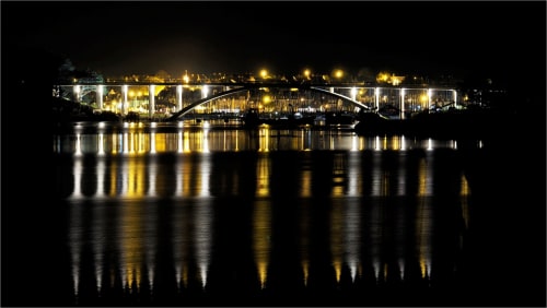 Hôtel Mer et Maisons illuminé la nuit se reflétant dans les eaux de La Trinité-sur-Mer