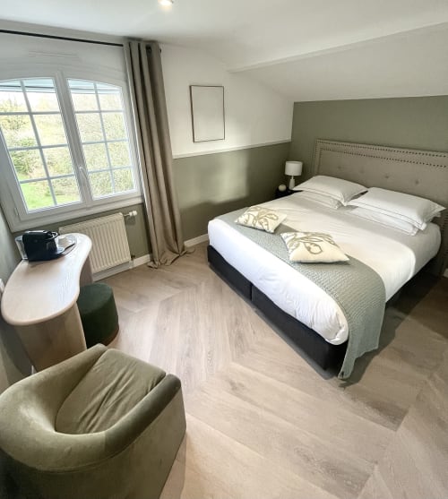 chambre d'hôtes Vendée chambre double supérieure vue piscine Puy du Fou Les 15 Chênes