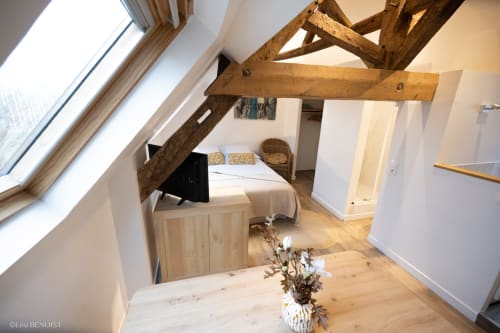 Appartement Marianne à la Villa République Normandie à Caen avec poutres apparentes, puits de lumière, lit et plancher en bois