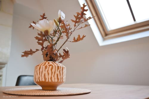 Vase en bois avec feuilles d'automne et fleur blanche sur table à Villa République Normandie, Caen