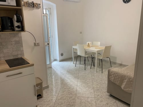 Appartamento Newhouse a Bari con angolo cottura, tavolo da pranzo e letto in open space