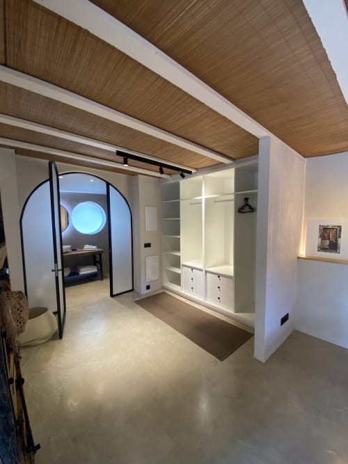 Dormitorio de villa moderna en BondBeach Village, Altafulla con techo de madera, armario blanco y entrada curva