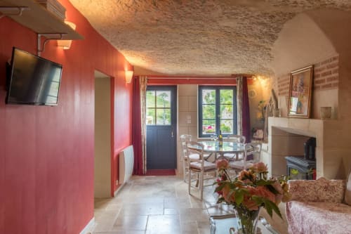 Intérieur charmant de gîte troglodytique le 1875 à Noizay et vue sur la terrasse