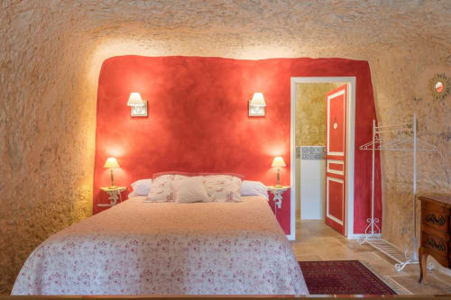 Chambre troglodyte du 1875 aux Gîtes de la Rochère à Noizay