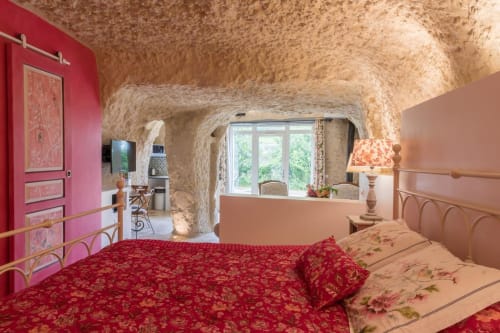 Chambre troglodyte du Val de Loire aux Gîtes de la Rochère avec vue sur la terrasse