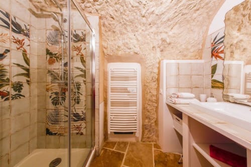 Salle de douche du Val de Loire aux Gîtes de la Rochère à Noizay, entre Amboise et Tours