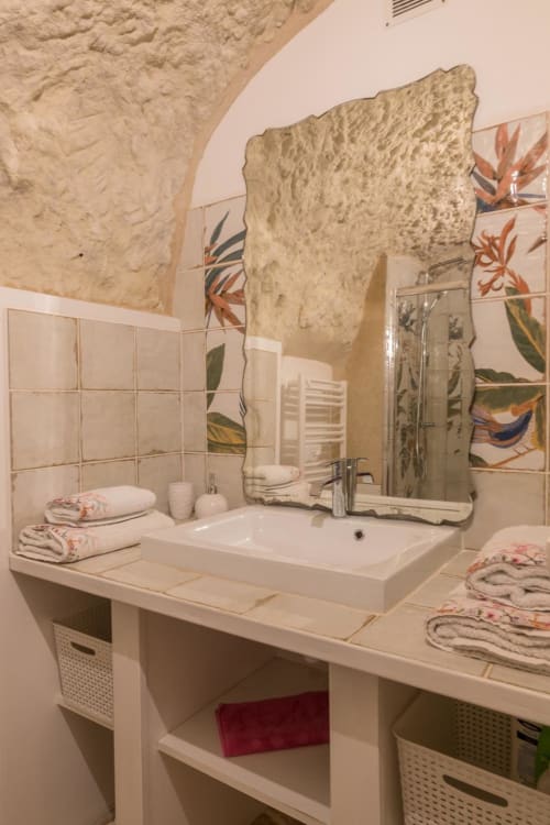 Salle de douche du Val de Loire aux Gîtes troglodytiques de la Rochère à Noizay