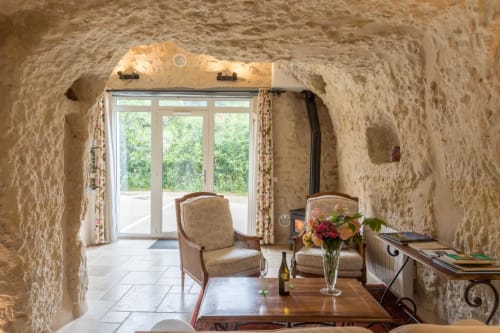 Salon du gîte le Val de Loire et portes vitrées ouvrant sur la terrasse aux gîtes de La Rochère à Noizay