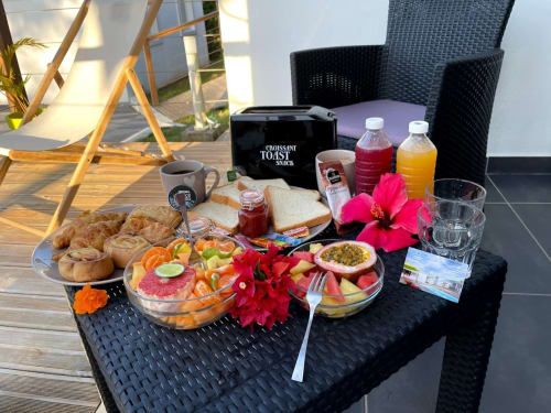 Petit-déjeuner gastronomique à Kaz A Bibi à Sainte-Rose avec viennoiseries, fruits, charcuterie et boissons