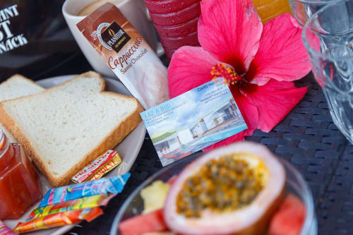 Petit-déjeuner tropical au Kaz A Bibi à Sainte-Rose : toast, cappuccino, fleur d'hibiscus et fruit de la passion.