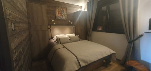 Chambre de luxe à la Résidence Le Pacha à Courchevel avec lit queen-size, touches en bois et vue montagne.