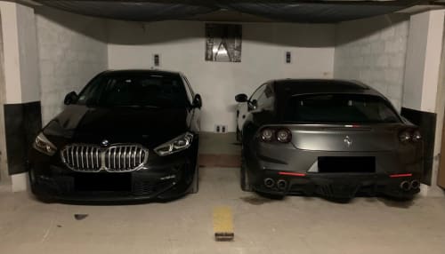 Deux voitures de luxe garées dans le garage privé de la Résidence Le Pacha, Courchevel