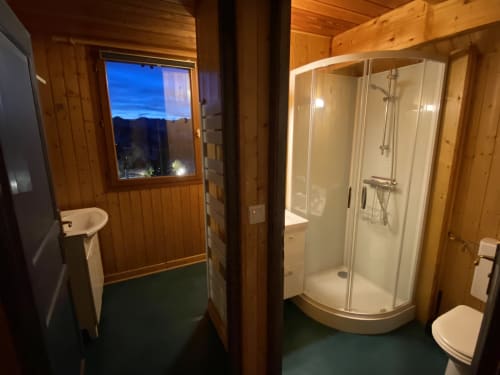 Les deux SDB. La première à droite sur la photo comprend une douche + wc + lavabo. La deuxième SDB à gauche sur l'image comprend un lavabo et une douche. 