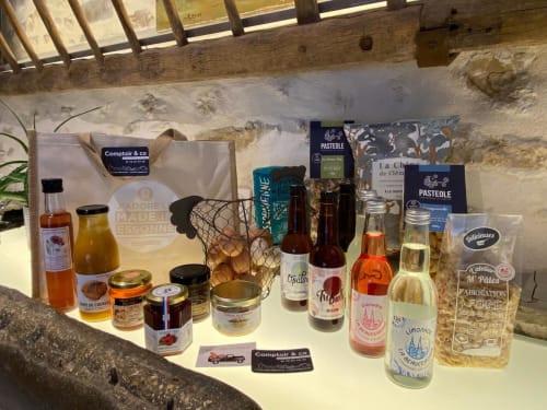 Produits artisanaux locaux et vins français exposés à La Ferme du Châtaignier, gîte en Essonne près de Paris