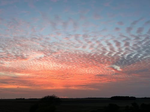 Magnifique ciel de coucher de soleil aux nuances rose et orange au-dessus de la campagne de l'Essonne, près du gîte La Ferme du Châtaignier