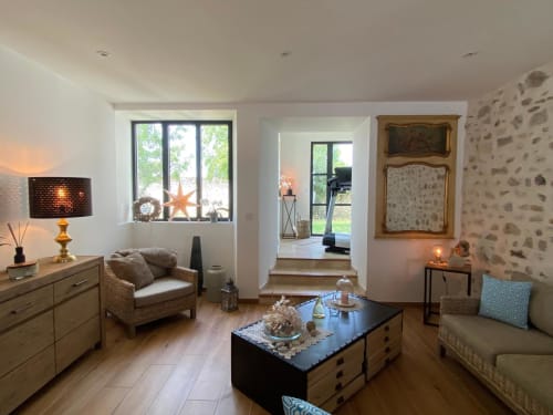 Elegant living room at La Ferme du Châtaignier gîte in Boissy-le-Sec, Essonne, with modern furnishings and natural light