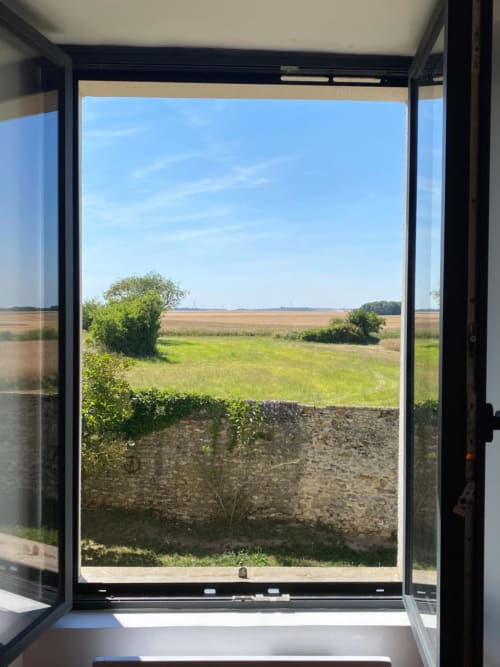 Vue depuis la fenêtre sur les champs de campagne du gîte La Ferme du Châtaignier, Boissy-le-Sec