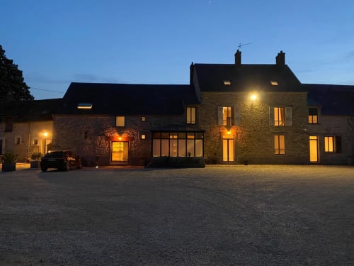 La Ferme du Châtaignier, gîte de luxe illuminé au crépuscule à Boissy-le-Sec, près de Paris