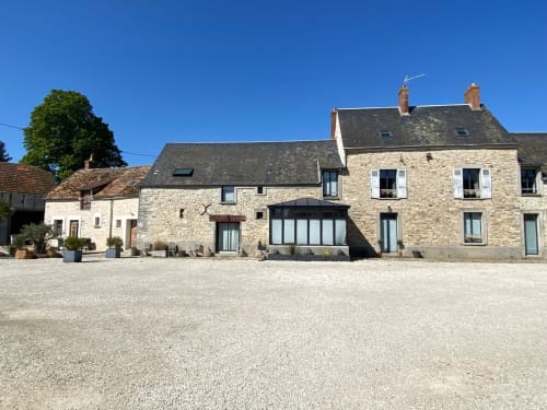 Le gîte en pierre de La Ferme du Châtaignier à Boissy-le-Sec avec cour et extensions modernes