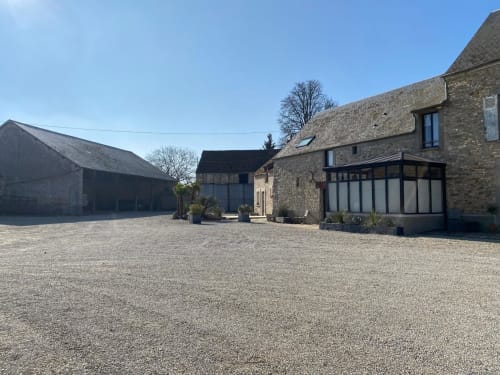 Cour rustique en pierre de la Ferme du Châtaignier avec extensions modernes, Boissy-le-Sec