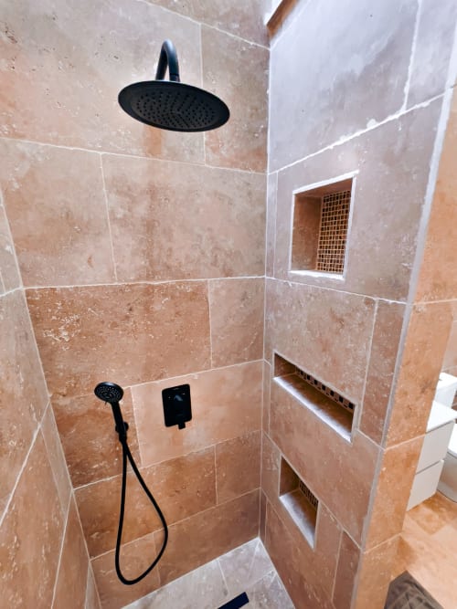 Salle de bain en pierre de travertin de la Villa Chacha 