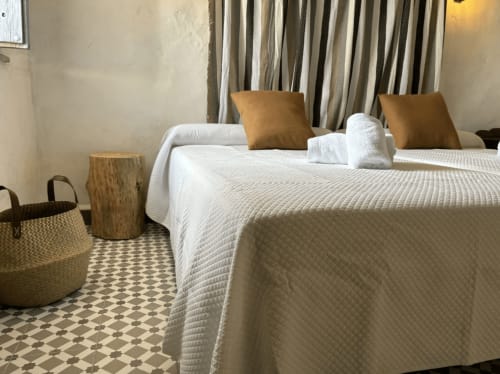 Iznatoraf te espera en Alberquina: reserva ahora y desconecta.