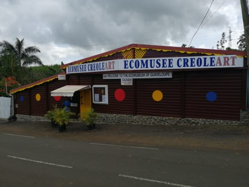 Musée d'art Écomusée Créole à Sainte-Rose, Guadeloupe avec sa structure en bois coloré et palmiers