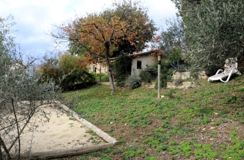Espace détente extérieur des Vergers de la Bouligaire avec le terrain de pétanque