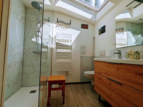 Chambre Automne, entrée privative, grand lit double, lumineuse, vue direct sur la nature, sans voisins, en Aubrac, grand lit double, chambres, hotel en Aubrac , en Aveyron, coin bureau, télétravail, tv et wifi haut débit, salle de bain douche à l'italienne refaite en 2023, possible jusqu'a deux 2 personnes. Chambre cocooning tranquille, vue sur la nature, et torrent d'Aubrac en Aveyron séjour chambre d'hôtes aubrac Aveyron nature 12 neige ski hotel hébergement authentique plateau aubrac randonnée éco écologique nuitée Aubrac hôtels atypique, montagne campagne original logement rivière truites vaches buron laguiole nasbinals cascade du deroc transhumance original.Plateau dinatoire pour deux personnes