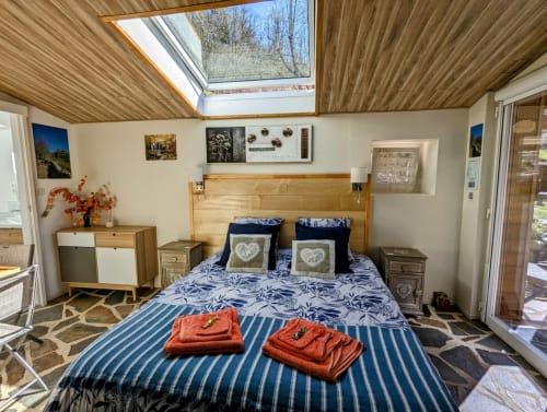 Chambre Automne, entrée privative, grand lit double, lumineuse, vue direct sur la nature, sans voisins, en Aubrac, grand lit double, chambres, hotel en Aubrac , en Aveyron, coin bureau, télétravail, tv et wifi haut débit, salle de bain douche à l'italienne refaite en 2023, possible jusqu'a deux 2 personnes. Chambre cocooning tranquille, vue sur la nature, et torrent d'Aubrac en Aveyron séjour chambre d'hôtes aubrac Aveyron nature 12 neige ski hotel hébergement authentique plateau aubrac randonnée éco écologique nuitée Aubrac hôtels atypique, montagne campagne original logement rivière truites vaches buron laguiole nasbinals cascade du deroc transhumance original.Plateau dinatoire pour deux personnes