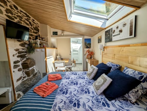 Chambre Automne, entrée privative, grand lit double, lumineuse, vue direct sur la nature, sans voisins, en Aubrac, grand lit double, chambres, hotel en Aubrac , en Aveyron, coin bureau, télétravail, tv et wifi haut débit, salle de bain douche à l'italienne refaite en 2023, possible jusqu'a deux 2 personnes. Chambre cocooning tranquille, vue sur la nature, et torrent d'Aubrac en Aveyron séjour chambre d'hôtes aubrac Aveyron nature 12 neige ski hotel hébergement authentique plateau aubrac randonnée éco écologique nuitée Aubrac hôtels atypique, montagne campagne original logement rivière truites vaches buron laguiole nasbinals cascade du deroc transhumance original.Plateau dinatoire pour deux personnes