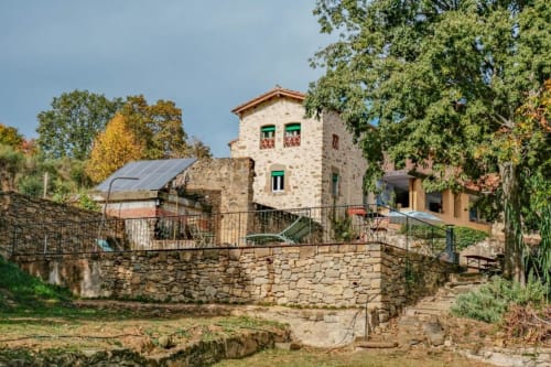 El patio y la piscina están muy cerca de la casa. 
