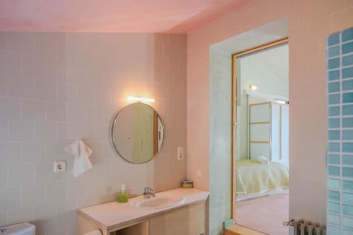 Cuarto de baño en la 2ª planta. Muy espacioso, luminoso y con vistas a la montaña.