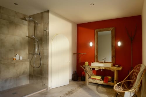 "Douche XXL, vasque et couleurs ocrées pour la salle de bain Ockra"