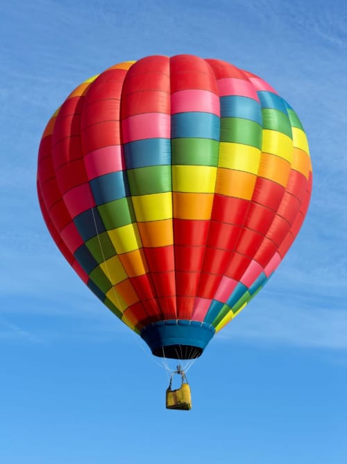 Montgolfière au-dessus de la Loire et du Cher près de Noizay, en France