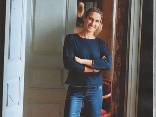 Femme souriante, les bras croisés, à La Conciergerie du Cap Corse à Centuri