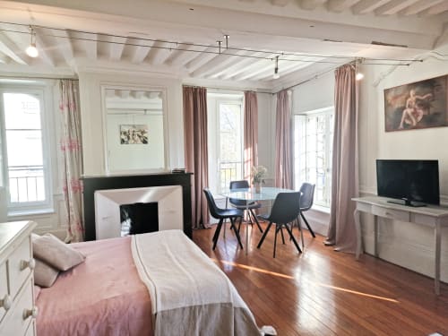Appartement Liberté à la Villa République Normandie à Caen avec chambre avec cheminée, salle à manger et vue sur la ville