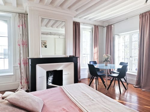 Chambre élégante de l'Appartement Liberté à Villa République Normandie à Caen, avec cheminée, coin repas et vue sur la ville