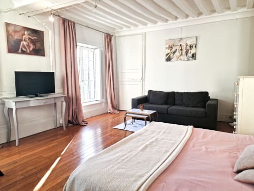 Studio spacieux Liberté à Villa République Normandie à Caen : lit queen-size, canapé noir, bureau TV et mobilier en bois