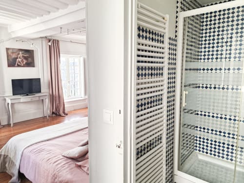 Salle de bain moderne avec douche en carrelage bleu losange à la Villa République Normandie, boutique B&B à Caen