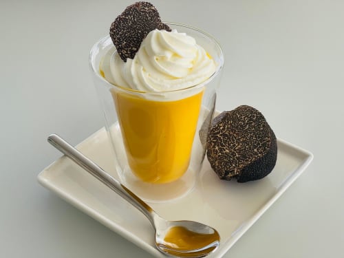 Dessert raffiné aux truffes avec crème fouettée au spa-hôtel Le Pavillon M à Grignan