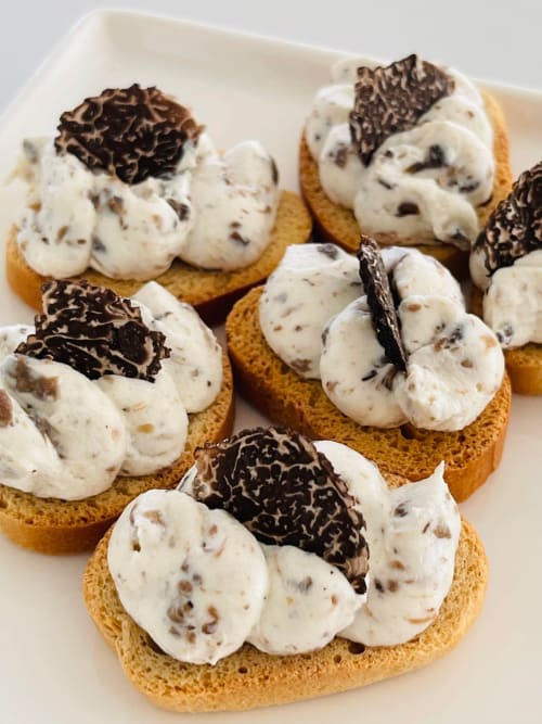 Sandwichs ouverts gourmands à la crème fouettée et truffe noire au Pavillon M, Grignan