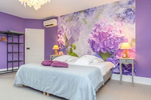 Chambre avec commode de rangement, une table avec 2 chaises accès balcon avec table et chaises.