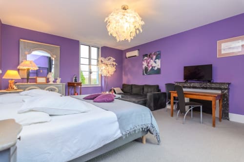 La suite violette dispose d'une salle de bain attenante avec WC .