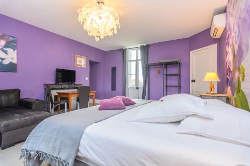 La salle de bain de la suite dispose d'un sèche cheveux, deux grandes serviettes, 2 peignoirs, 2 petites serviettes et de serviettes d'invités