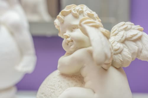 Décoration de la chambre avec des anges.