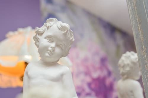 Décoration de la chambre avec des anges.